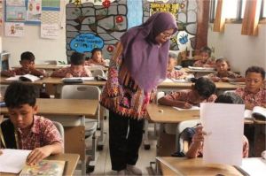 ilustrasi guru mengajar dengan metode Kurikulum Merdeka di sekolah dasar