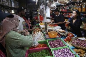 ilustrasi ibu rumah tangga berbelanja sembako di pasar tradisional jelang Idul Adha