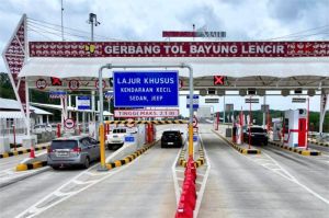 ilustrasi jalan tol baru Sumatera dengan kendaraan saat liburan