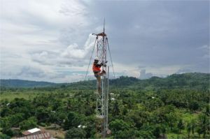 ilustrasi jaringan 5G di daerah terpencil dengan menara pemancar dan pemandangan pegunungan