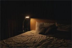 ilustrasi kamar tidur dengan pencahayaan redup dan suasana tenang