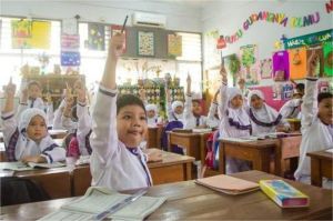 guru memberikan pujian kepada siswa dalam suasana kelas yang ceria