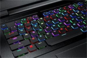 ilustrasi keyboard laptop dengan perubahan warna otomatis berdasarkan suasana