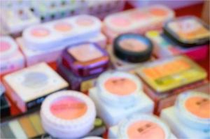 ilustrasi produk kosmetik dengan label dilarang BPOM di atas meja kaca