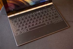 keyboard laptop dengan layar mini di tiap tombol dalam teknologi adaptive display key
