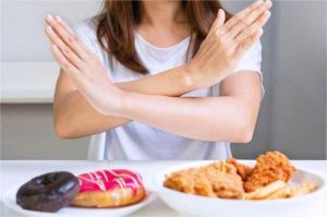 piring makanan sehat dengan sayur, buah, dan protein