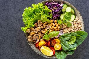 ilustrasi makanan plant-based dengan sayuran dan protein nabati di atas meja makan