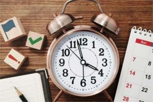 ilustrasi manajemen waktu dengan kalender digital dan jam