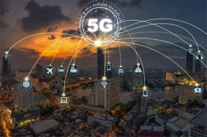 ilustrasi menara 5G dengan pemandangan kota di latar belakang