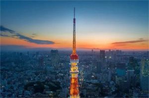ilustrasi menara 5G di kota Jepang dengan latar gedung modern