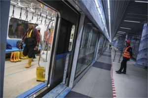 ilustrasi MRT Jakarta sedang berhenti di stasiun bawah tanah