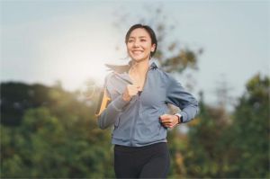 olahraga ringan pagi hari seperti stretching dan jalan kaki
