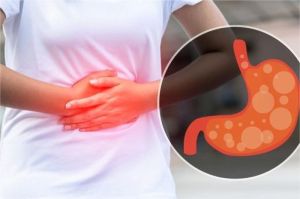 ilustrasi orang memegang perut dan merasakan sakit akibat asam lambung