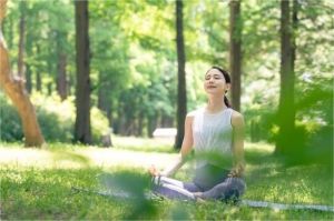 ilustrasi orang meditasi di ruang terbuka dengan suasana tenang