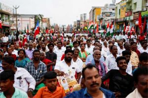 warga india mengantre panjang di tempat pemungutan suara saat pemilu nasional