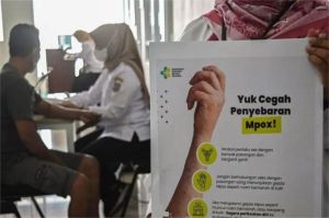 ilustrasi petugas kesehatan melakukan penyuluhan pencegahan wabah di masyarakat