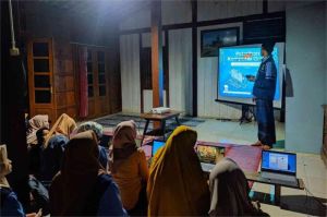 ilustrasi pelatihan literasi digital di desa dengan warga mengikuti kelas komputer