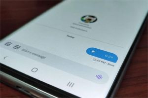 ilustrasi pengguna membuka fitur voice note di DM aplikasi X dengan tampilan mikrofon aktif