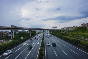 ilustrasi pembangunan jalan tol dan kendaraan melewati jembatan baru