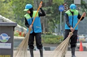 ilustrasi petugas kebersihan mengumpulkan sampah di kota