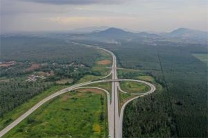 ilustrasi pembangunan jalan tol di daerah pegunungan Sumatera