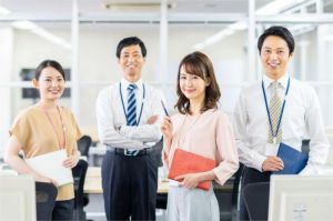 ilustrasi pekerja kantor di Jepang tampak santai dan bahagia di ruang kerja