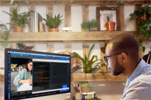 ilustrasi pengguna menjelajahi metaverse lewat browser di laptop