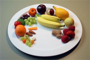 ilustrasi piring berisi buah citrus, bawang putih, jahe, yogurt, dan kacang-kacangan