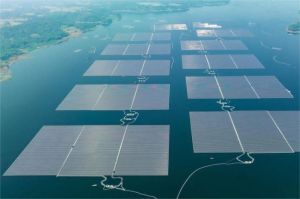 ilustrasi PLTS terapung Cirata di atas permukaan waduk dengan panel surya