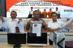 ilustrasi polisi mengamankan dokumen palsu hasil penyitaan sindikat kriminal