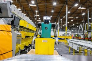 ilustrasi robot AI Amazon bekerja di gudang logistik