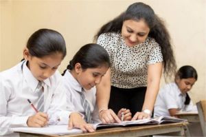 ilustrasi siswa India belajar di kelas