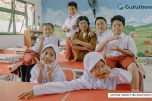 ilustrasi siswa mengenakan seragam sekolah model baru saat kegiatan belajar di sekolah