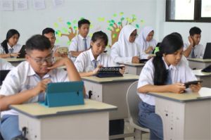 ilustrasi siswa belajar literasi digital di ruang kelas modern dengan bantuan perangkat
