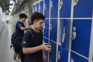 ilustrasi siswa sekolah menyimpan ponsel di dalam loker