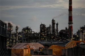 ilustrasi smelter nikel di Sulawesi dengan fasilitas pengolahan modern