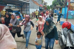 ilustrasi warga berlarian keluar rumah saat terjadi gempa di selatan Jawa