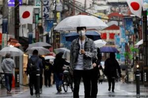 ilustrasi warga Jepang beraktivitas di tengah imbauan penghematan listrik saat krisis energi