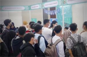 ilustrasi warga Indonesia antre wawancara kerja dalam acara bursa tenaga kerja