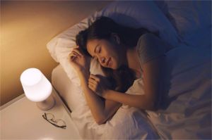 ilustrasi orang tidur nyenyak dengan lampu redup dan suasana kamar nyaman