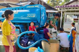 warga antre air bersih dari tangki
