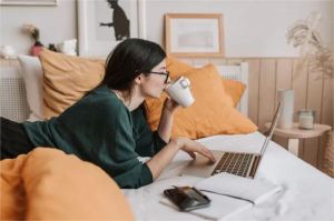 ilustrasi pekerja lepas bekerja remote
