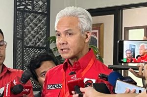 Ketua DPP PDIP Ganjar Pranowo saat memberikan keterangan kepada awak media di Sekolah Partai PDIP, Jakarta, Jumat (16/5/2025).