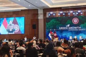 Presiden keenam Republik Indonesia Susilo Bambang Yudhoyono (SBY) berbicara dalam forum lecture series The Yudhoyono Institute (TYI) bertajuk "Sustainable Growth with Equity" di Yogyakarta