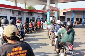 antrian BBM subsidi di SPBU Indonesia