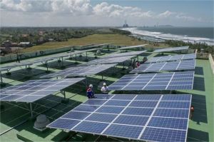 panel surya di ladang terbuka sebagai contoh energi terbarukan