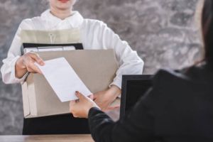 PHK Meningkat Tajam! Bagaimana Cara Bertahan Finansial di Tengah Ancaman Ekonomi Tak Pasti?