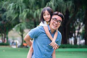 Cuti Ayah di Indonesia: Hak yang Masih Setengah Hati? Temuan Mengejutkan dari Riset Terbaru!