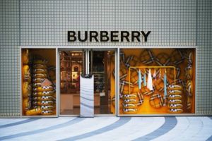 Di Balik Gemerlap Mewahnya, Burberry Alami Krisis: Ribuan Karyawan Terancam PHK, Apa Penyebab Sebenarnya?