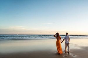 Dulu Mandi Jadi Atraksi Wisata? Begini Cerita Unik Orang Eropa Saat Hadapi Panasnya Indonesia